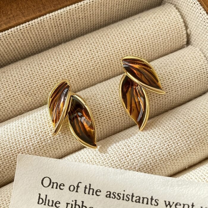 Elegant Korean-Style 1 Pair Leaf-Shaped Fashion Stud Earrings, Retro Deluxe Amber-Toned Women's Ear Jewelry, Trendy Accessory For Daily Wear - Image 6