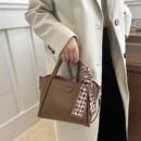 2024 New Women's Retro Korean-Style High Quality Commuting Shoulder Bag with Detachable Strap & Magnetic Closure - Light Brown/White/Black