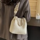 Shoulder Bag with a Minimalist And Stylish Design, Featuring a Metal Buckle, Perfect for Commuting And As a Handbag.