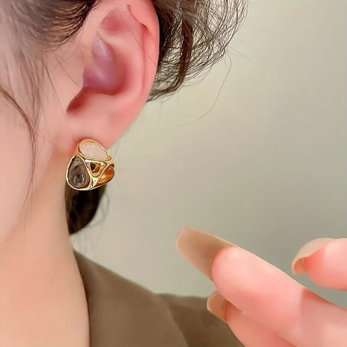 1 Pair Geometric Spliced Triangle European and American Style Retro Niche Design Women's Daily Earrings - Image 6