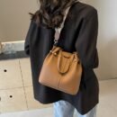Shoulder Bag with a Minimalist And Stylish Design, Featuring a Metal Buckle, Perfect for Commuting And As a Handbag.