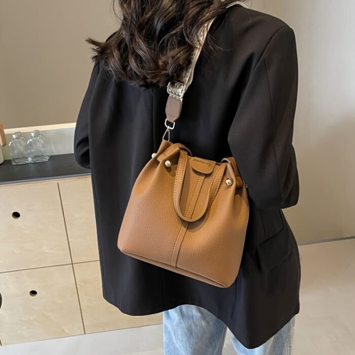 Shoulder Bag with a Minimalist And Stylish Design, Featuring a Metal Buckle, Perfect for Commuting And As a Handbag. - Image 8