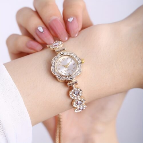 Elegant Women's Quartz Watch with Rhinestone Accents - Fashionable Alloy Bracelet Design, Non-Rechargeable Battery, Simple Style