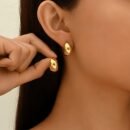 A Pair Of Stylish Circular Earrings In The Shape Of Water Drops, With A Classic And Simple Style, Suitable For Daily Wear And Matching.