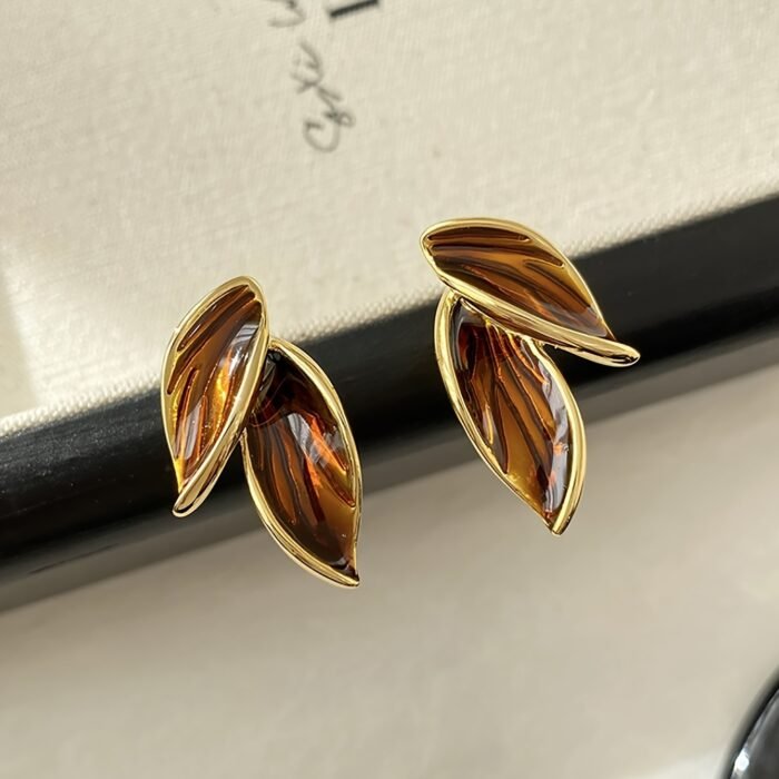 Elegant Korean-Style 1 Pair Leaf-Shaped Fashion Stud Earrings, Retro Deluxe Amber-Toned Women's Ear Jewelry, Trendy Accessory For Daily Wear - Image 2