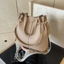 Shoulder Bag with a Minimalist And Stylish Design, Featuring a Metal Buckle, Perfect for Commuting And As a Handbag.