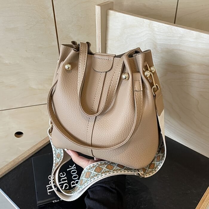 Shoulder Bag with a Minimalist And Stylish Design, Featuring a Metal Buckle, Perfect for Commuting And As a Handbag. - Image 7