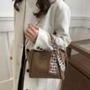 2024 New Women's Retro Korean-Style High Quality Commuting Shoulder Bag with Detachable Strap & Magnetic Closure - Light Brown/White/Black