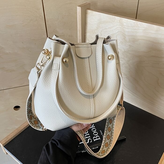 Shoulder Bag with a Minimalist And Stylish Design, Featuring a Metal Buckle, Perfect for Commuting And As a Handbag. - Image 3