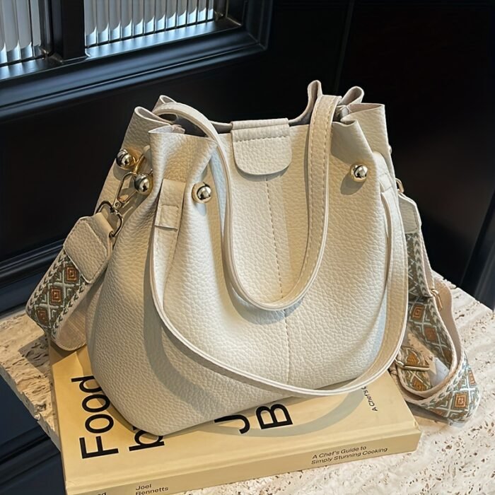 Shoulder Bag with a Minimalist And Stylish Design, Featuring a Metal Buckle, Perfect for Commuting And As a Handbag.