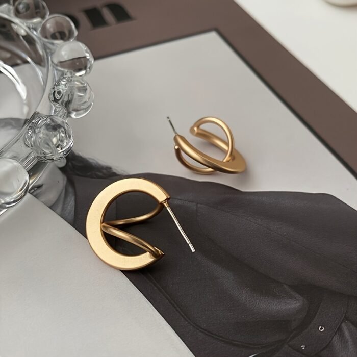 Pair of Elegant Minimalist Hoop Earrings for Women - Golden-Tone Alloy Interlocking Circle Design, Versatile for Everyday & Party Wear, Perfect Christmas Valentine's Day Gift - Image 3