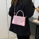 Small niche design lightweight crossbody bag, new fashionable versatile evening shoulder bag—stylish design with adjustable strap and magnetic closure. Available in 4 colors to choose from, perfect for work commutes, dinner parties, dates, daily wear, or photo shoots