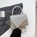 Small niche design lightweight crossbody bag, new fashionable versatile evening shoulder bag—stylish design with adjustable strap and magnetic closure. Available in 4 colors to choose from, perfect for work commutes, dinner parties, dates, daily wear, or photo shoots