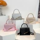 Small niche design lightweight crossbody bag, new fashionable versatile evening shoulder bag—stylish design with adjustable strap and magnetic closure. Available in 4 colors to choose from, perfect for work commutes, dinner parties, dates, daily wear, or photo shoots