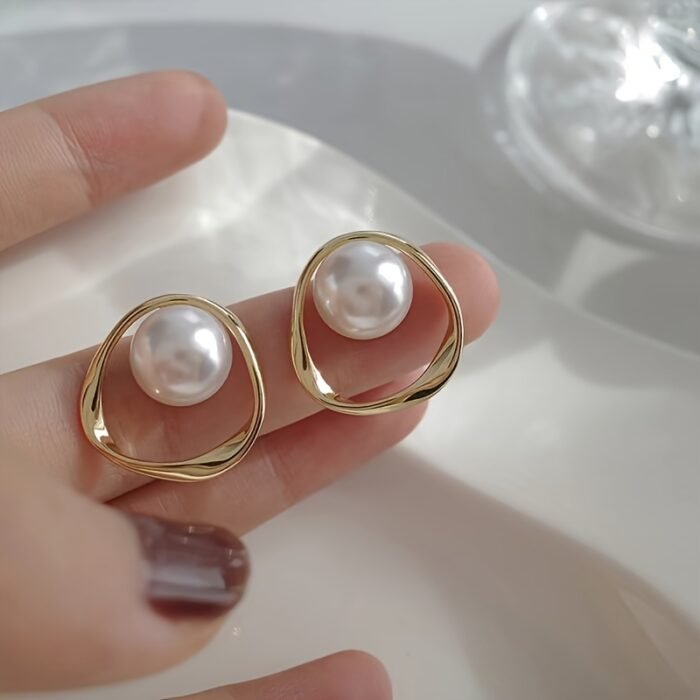 Elegant And Stylish Earrings, Suitable for Everyday Wear And Festive Occasions, a Versatile Accessory for All Seasons.