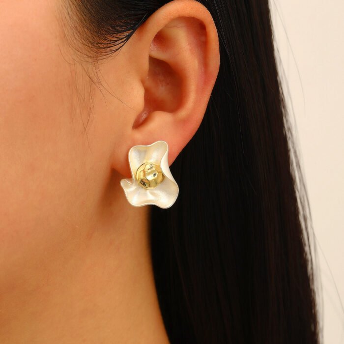 Vintage Matte White Petal Stud Earrings - Unique, Lightweight Alloy Fashion Accessories with Golden Centers, Retro Chic Design for Everyday Wear, Quirky Earrings - Image 2