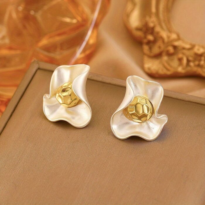 Vintage Matte White Petal Stud Earrings - Unique, Lightweight Alloy Fashion Accessories with Golden Centers, Retro Chic Design for Everyday Wear, Quirky Earrings - Image 4