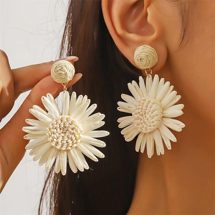 Boho Chic Raffia Earrings - Handwoven Daisy Design, Versatile for Women, Daily & Party Wear, 1 Pair
