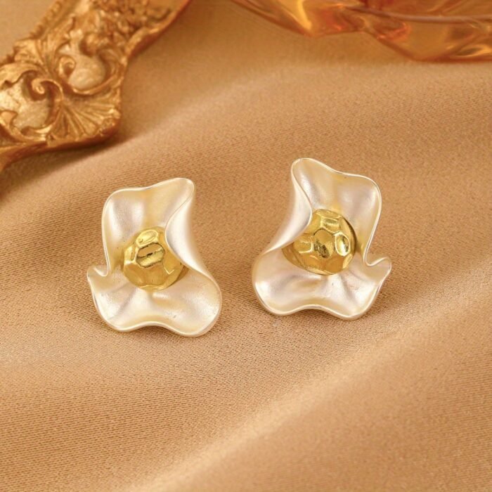 Vintage Matte White Petal Stud Earrings - Unique, Lightweight Alloy Fashion Accessories with Golden Centers, Retro Chic Design for Everyday Wear, Quirky Earrings - Image 5