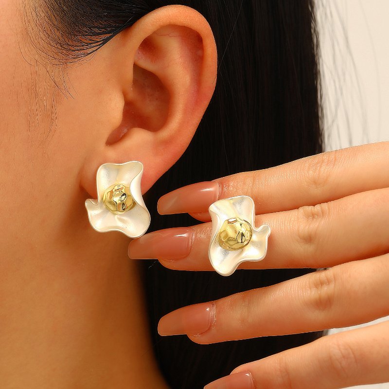Vintage Matte White Petal Stud Earrings - Unique, Lightweight Alloy Fashion Accessories with Golden Centers, Retro Chic Design for Everyday Wear, Quirky Earrings