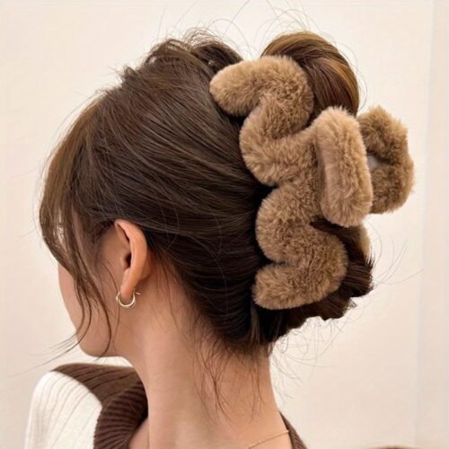 Elegant Extra Large Fuzzy Flannelette Hair Claw Clip - Shark Hair Accessory for Women - Autumn/Winter Daily Hairstyle